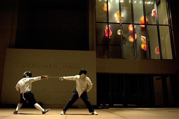  Andrey Yu (trái) và Sam Chapman, tập đấu kiếm bên ngoài hội trường Cordiner, trường đại học Whitman, Walla Walla, Washington, 25/02/2016.