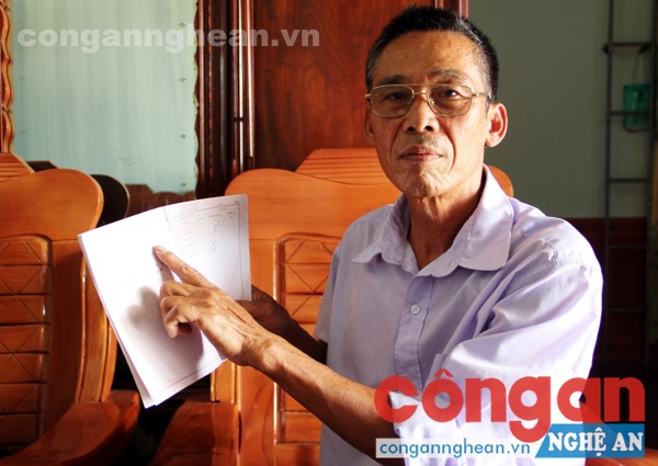 Một hộ dân ở xã Tào Sơn, huyện Anh Sơn                   bên sổ nợ gần hết thời gian đóng tiền gốc                    của gia đình nhưng chưa nhận được hỗ trợ