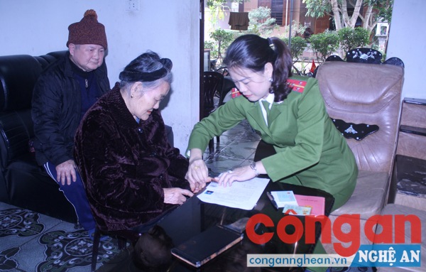 Tổ công tác thuộc Đội CMND tổ chức làm thủ tục cấp CMND tại nhà cho người già neo đơn tại huyện Nam Đàn