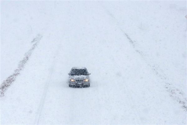 Một chiếc ô tô chạy trên đường Highway 14, phía Tây Rochester, Minnesota, khi cơn bão tuyết vừa đi qua vùng ngày, 02/02/2016.