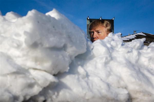 Tuyết che phủ mặt đất gần nơi có tấm ảnh của ứng viên tổng thống Mỹ thuộc Đảng Cộng hoà, ông Donald Trump, bên ngoài một căn nhà ở West Dest Moines, Iowa, 03/02/2016.