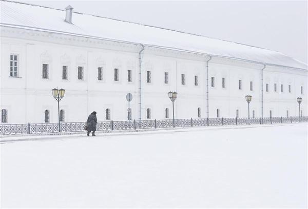  Một phụ nữ người Nga đi bộ dưới trời tuyết rơi ở gần Tu viện Holly Trinity New-Golutvin Convent trên quảng trường Cathedral, trong cung điện Kolomna Kremlin, ở Kolomna, Nga, 12/02/2016.