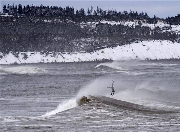 Một người chơi lướt sóng bị ngã ở Vịnh Cow, Nova Scotia, gần Halifax, 09/02/2016.