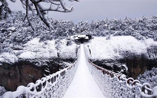Tuyết rơi trắng xoá trên ngọn núi Shenxianju gần thành phố Taizhou, tỉnh Zhejiang, Trung Quốc.