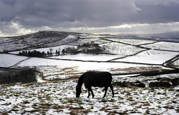  Khung cảnh quận Peak của nước Anh vào mùa Đông với lớp tuyết trắng tuyệt đẹp.