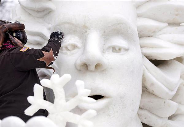 Anh Dusty Thune đến từ Minnesota, đang tạc một bức tượng từ băng tuyết có tên “Frozen Wishper”, trong cuộc thi U.S. National Snow Sculpting Competition ở Lake Geneva, Winconsin, 06/02/2016.