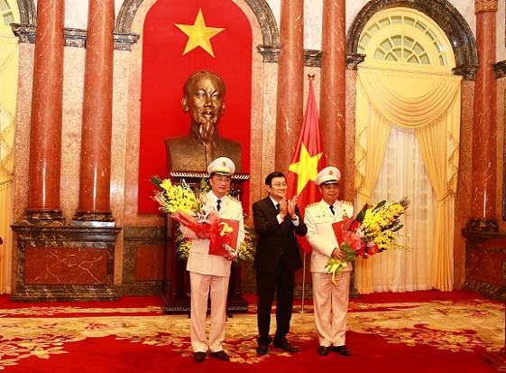 Chủ tịch nước Trương Tấn Sang trao Quyết định thăng cấp hàm Thượng tướng cho đồng chí Nguyễn Văn Thành và đồng chí Phạm Dũng.  