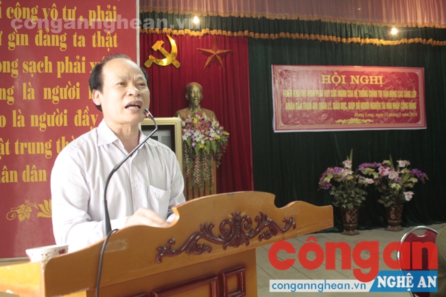 Ông Hoàng Văn Phi, Bí thư huyện ủy Hưng Nguyên trao đổi về ý nghĩa thiết thực của mô hình