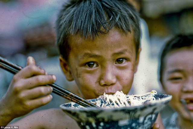 Em bé ăn mì, chụp năm 1969