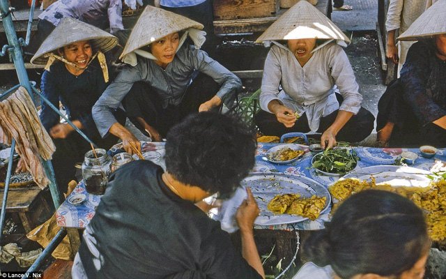 Các bà các cô ăn quà tại chợ Mỹ Tho năm 1969.