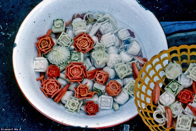 Rau củ được tỉa thành nhiều hình hoa đẹp mắt để phục vụ tết nguyên đán 1969.
