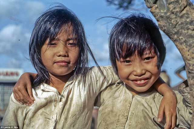 Ánh mắt và nụ cười ngây thơ của những đứa trẻ Mỹ Tho được chụp lại bên bờ sông Mekong năm 1969.