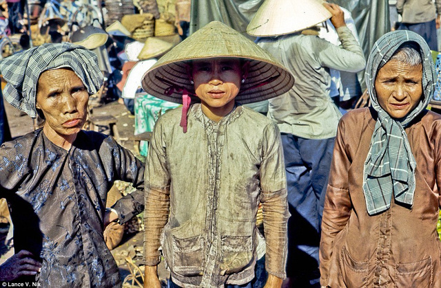 Những bà mẹ Việt Nam tần tảo buôn bán ngoài chợ.