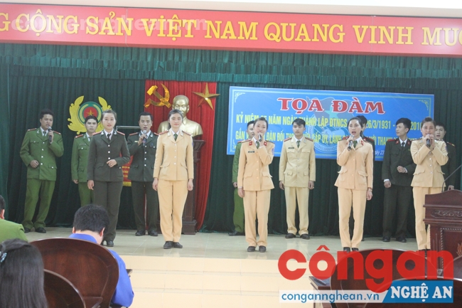 Tiết mục văn nghệ đặc sắc do ĐVTN Công an huyện Hưng Nguyên biểu diễn