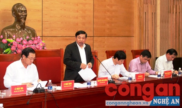 Đồng chí Nguyễn Xuân Đường, Chủ tịch UBND tỉnh phát biểu kết luận cuộc họp