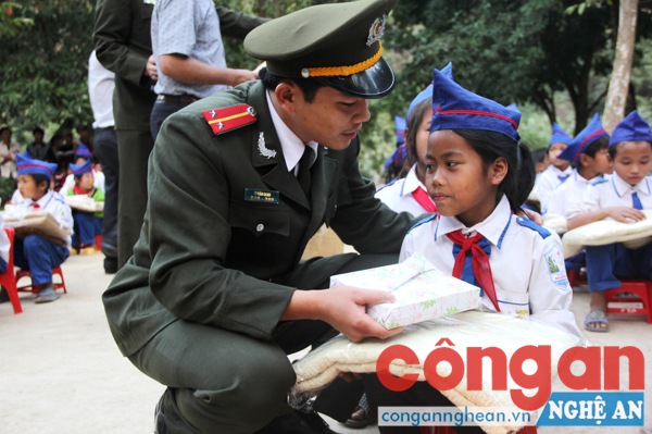 Tuổi trẻ Công an Nghệ An tặng quà cho học sinh nghèo tại huyện Kỳ Sơn