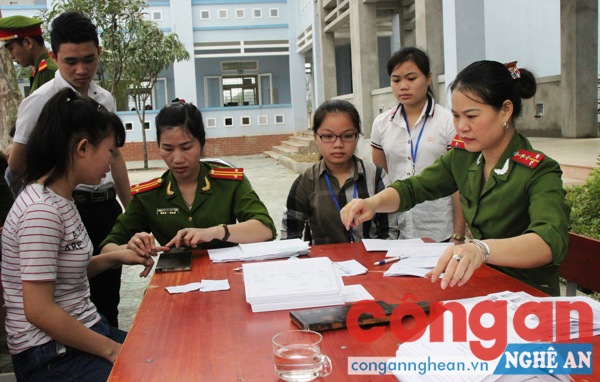 Cán bộ đoàn viên thanh niên Phòng Cảnh sát QLHC về TTXH làm thủ tục cấp CMND cho học sinh Trường Phổ thông Dân tộc nội trú THPT số 2 Nghệ An.