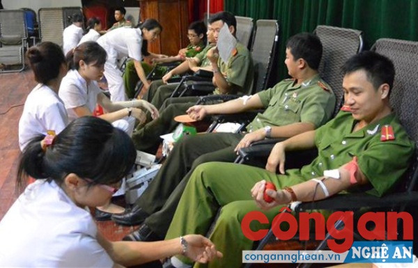 Đoàn viên thanh niên Công an Nghệ An tham gia hiến máu tình nguyện