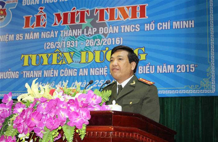 Đồng chí Đại tá Hồ Văn Tứ, Phó bí thư Đảng ủy, Phó giám đốc Công an tỉnh phát biểu tại buổi lễ