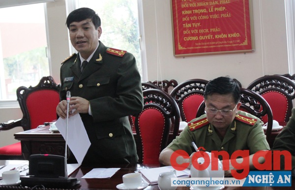Đồng chí Đại tá Lê Khắc Thuyết, Phó Giám đốc Công an tỉnh Nghệ An báo cáo với đoàn công tác