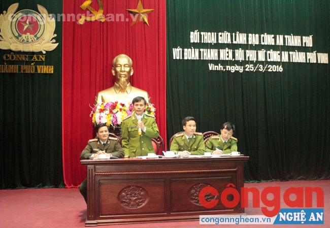 Đồng chí Đại tá Trần Ngọc Tú đại diện lãnh đạo đơn vị giải đáp thắc mắc của ĐVTN