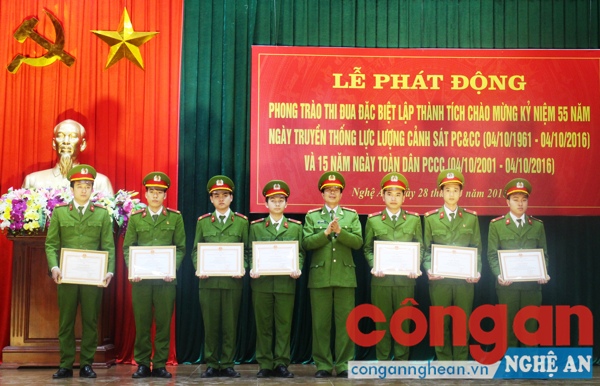 Lãnh đạo Cảnh sát PC&CC trao thưởng cho các tập thể, cá nhân xuất sắc