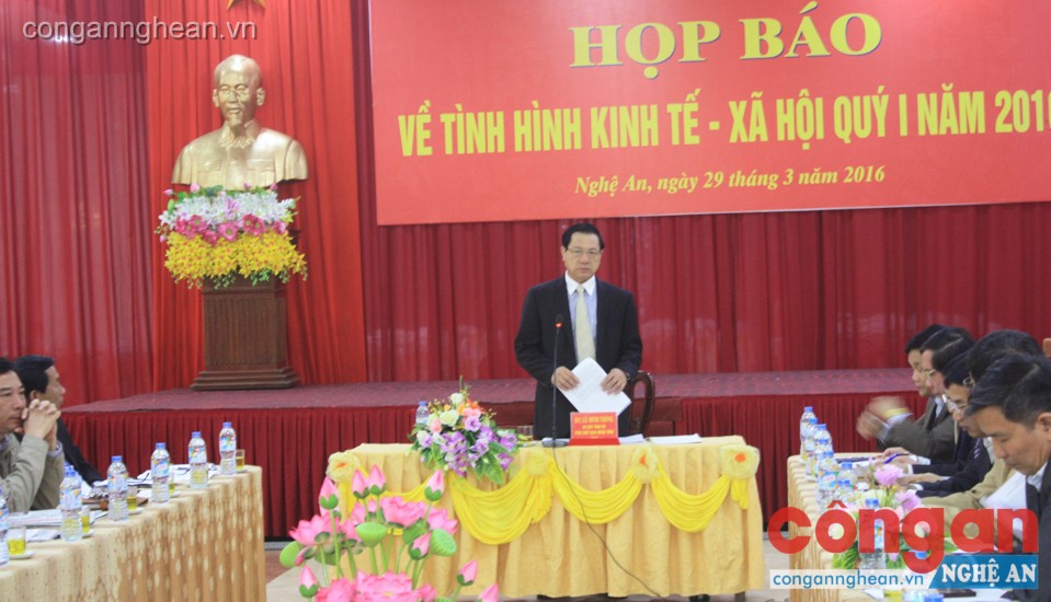 Đồng chí Lê Minh Thông- Ủy viên BTV Tỉnh ủy, Phó Chủ tịch UBND tỉnh Nghệ An chủ trì buổi họp báo