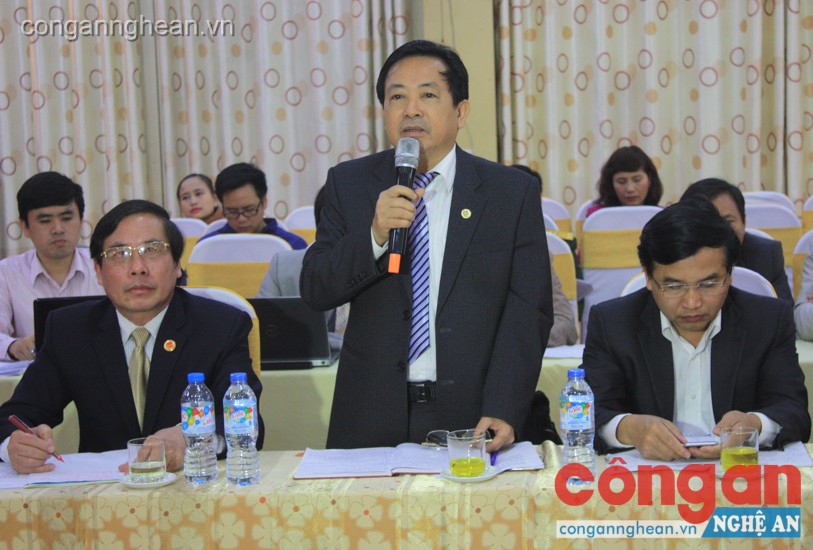 Đồng chí Trần Duy Ngoãn- Chủ tịch Hộ Nhà báo tỉnh Nghệ An đóng góp ý kiến tại buổi họp báo