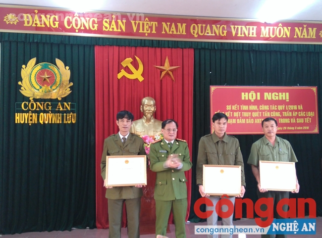 Đồng chí Đại Tá Nguyễn Thanh Long, Trưởng Công an huyện Quỳnh Lưu tặng bằng khe 
