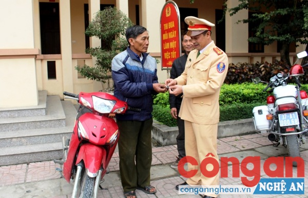 Công an huyện Quỳnh Lưu trao trả xe máy bị mất trộm cho ông Đời Sĩ Tại