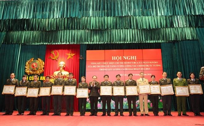 Thứ trưởng Bùi Quang Bền trao Bằng khen tặng các tập thể xuất sắc.