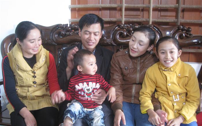 Gia đình anh Ánh, chị Hoa và 3 cô con gái xinh đẹp, học giỏi, hát hay