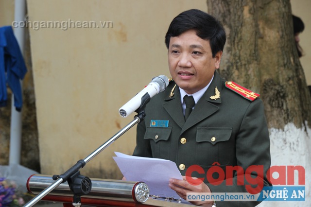 Đòng chí Đại tá Hồ Văn Tứ - Phó giám đốc Công an tỉnh Nghệ An lên phát biểu tại buổi khai mạc