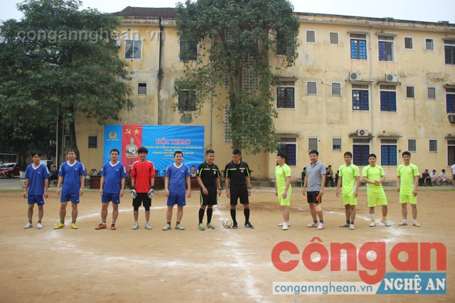 Trận thi đấu giữ đội bóng Báo Công an Nghệ An và phòng tham mưu với kết quả 2-2 