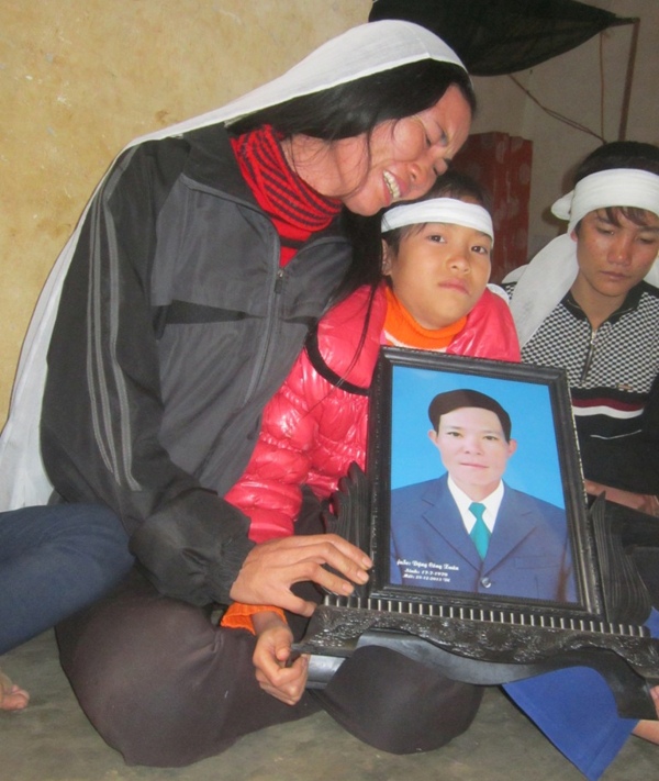 Vợ và con khóc ngất khi anh Đặng Văn Xuân trú tại xã Nghĩa An, huyện Nghĩa Đàn bỏ mạng tại Nga vào ngày 28/12/2015 vì ngạt khí gas