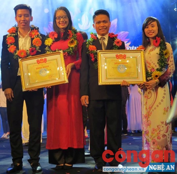Vân Anh (thứ 2 từ trái sang) nhận giải “sinh viên 5 tốt” toàn quốc 