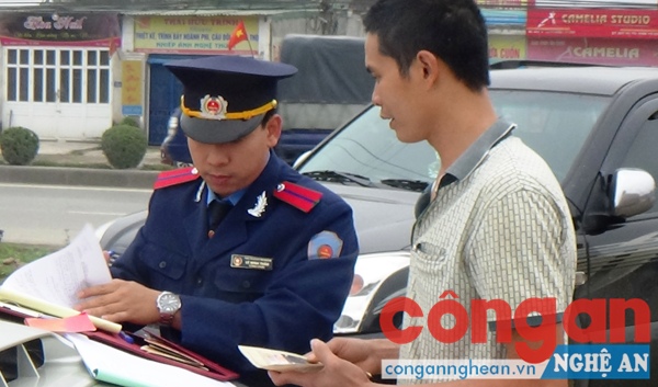 Lực lượng Thanh tra giao thông Nghệ An bắt, xử lý xe vi phạm về tải trọng