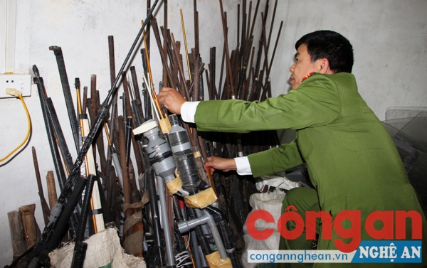  Qua tuyên truyền, vận động, Công an huyện Quỳ Châu đã thu hồi nhiều loại vũ khí, vật liệu nổ, công cụ hỗ trợ