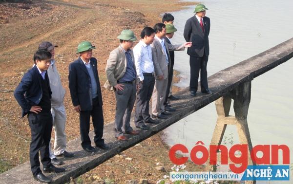 Lãnh đạo Sở NN&PTNT và các công ty thủy lợi                            kiểm tra hồ đập vùng Bắc Nghệ An
