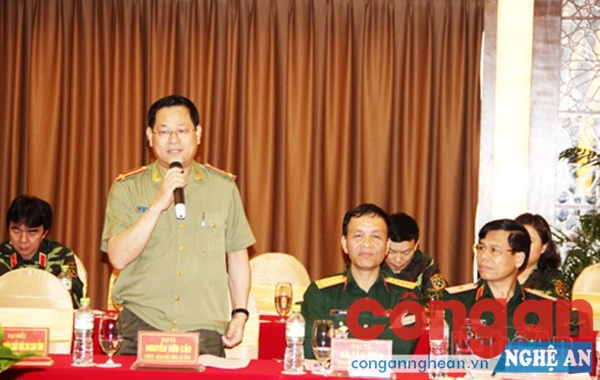 Đồng  chí Đại tá Nguyễn Hữu Cầu, Giám đốc Công an tỉnh phát biểu tại buổi tọa đàm về những vấn đề liên quan đến ANTT
