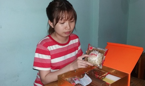 Chị Hương quá bất ngờ vì hộp bánh trung thu được tặng đã quá hạn sử dụng gần 8 tháng mà vẫn không hư hỏng.