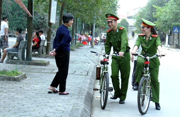  Thông qua tuần tra bằng xe đạp, hình ảnh người chiến sỹ CAND trở nên gần gũi, thân thiện hơn với người dân