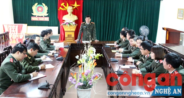 Đồng chí Đại tá Lê Khắc Thuyết, Phó Giám đốc Công an tỉnh trao đổi công tác nghiệp vụ với lãnh đạo Phòng Tham mưu