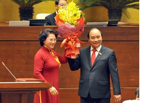 Chủ tịch Quốc hội Nguyễn Thị Kim Ngân tặng hoa chúc mừng Thủ tướng Nguyễn Xuân Phúc.