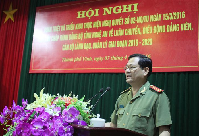 Đồng chí Đại tá Nguyễn Hữu Cầu, ủy viên BTV Tỉnh ủy, Bí Thư Đảng ủy, Giám đốc Công an tỉnh phát biểu tại hội nghị