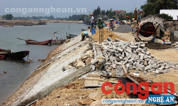 Hệ thống đê ngăn mặn đi qua xã An Hoà, huyện Quỳnh Lưu đang được xây dựng