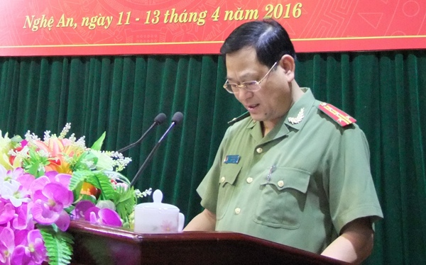 Đồng chí Đại tá Nguyễn Hữu Cầu, Ủy viên BTV, Bí thư Đảng ủy, Giám đốc Công an tỉnh phát biểu tại lớp tập huấn