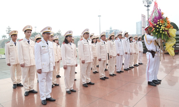 Phòng Tài chính Công an Nghệ An dâng hoa báo công lên Bác nhân kỷ niệm 70 năm Ngày thành lập lực lượng Tài chính CAND