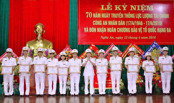 Đồng chí Đại tá Nguyễn Đình Dung, PGĐ Công an tỉnh trao Giấy khen của Giám đốc Công an tỉnh Nghệ An tặng 11 cán bộ làm công tác Tài chính Công an tỉnh và Công an các địa phương.