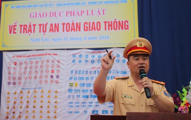 Thượng tá Trần Trung Kiên, Phó trưởng Phòng cao tốc kiêm Đội trưởng Đội tuần tra kiểm soát giao thông đường bộ cao tốc số 3 tuyên truyền, giáo dục pháp luật về an toàn giao thông cho học sinh Trường THPT Nguyễn Duy Trinh